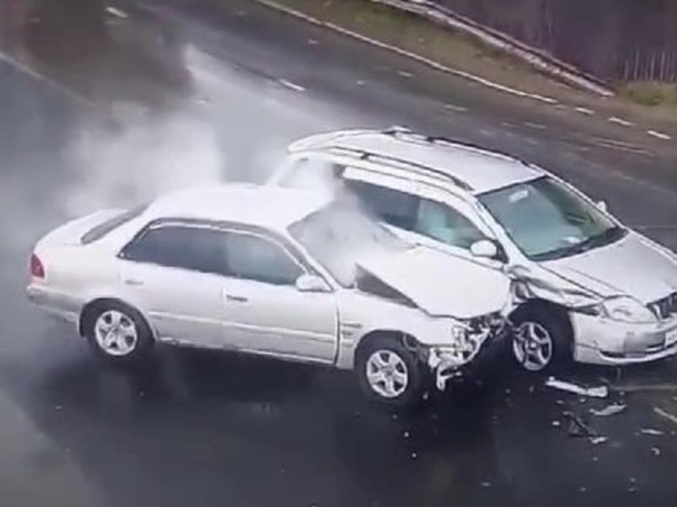 Автомобиль задымился после ДТП в Южно-Сахалинске