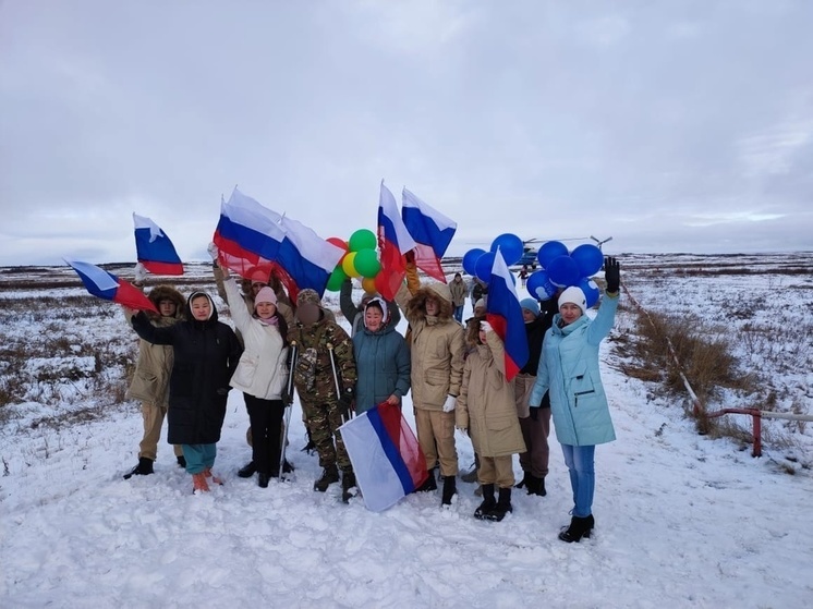 Боец СВО вернулся с фронта в родной Панаевск: встретили с флагами