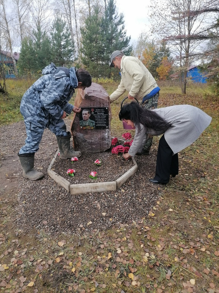 В Верхнеландеховском районе установили мемориальную доску в память об участнике СВО