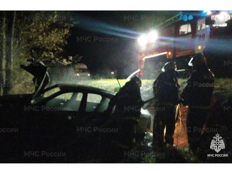 Ночью на брянской трассе сгорела машина: есть пострадавший