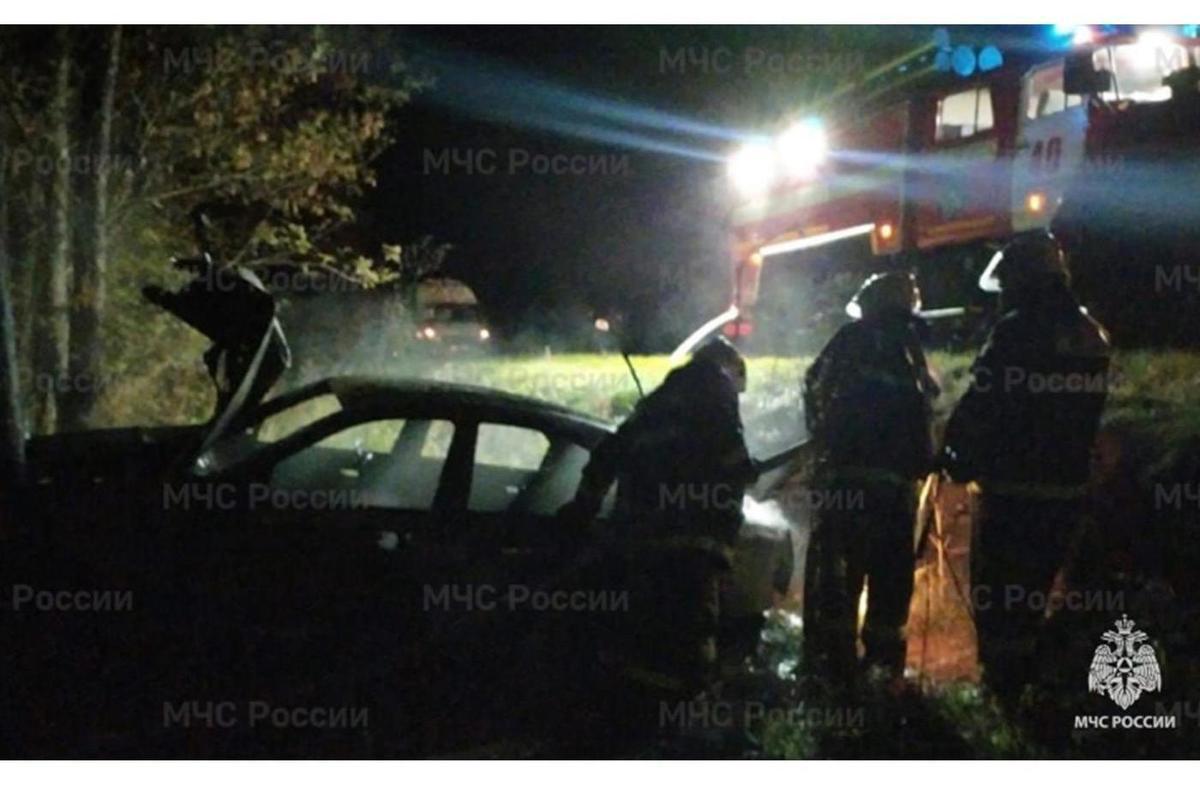 Ночью на брянской трассе сгорела машина: есть пострадавший