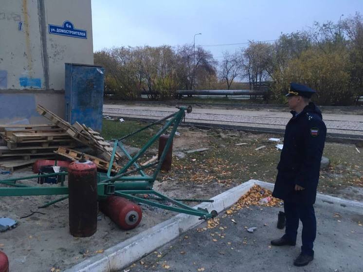 Прокуратура выясняет, почему рабочий в Тюмени сорвался с крыши и погиб
