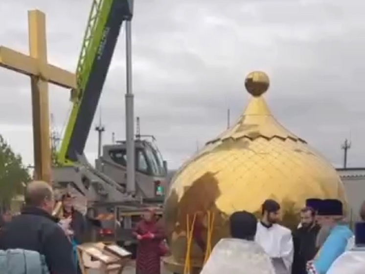 В городе Арамиль освятили купол и крест на новом храме