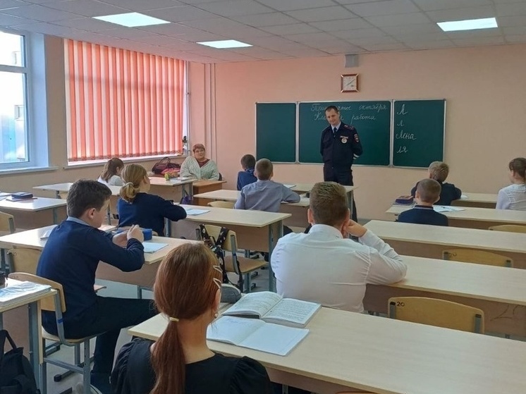 Сотрудник ГИБДД провёл беседу с учениками школы №2 в Шилове