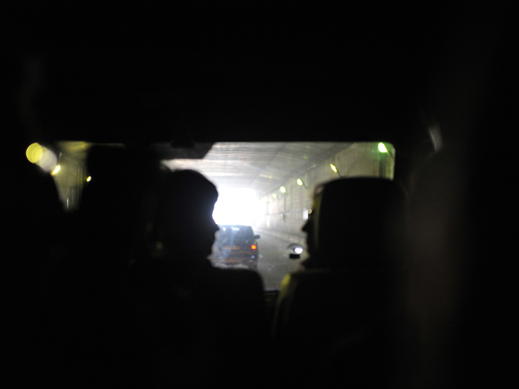 Петербургских водителей предупредили об ограничении движения в тоннеле дамбы