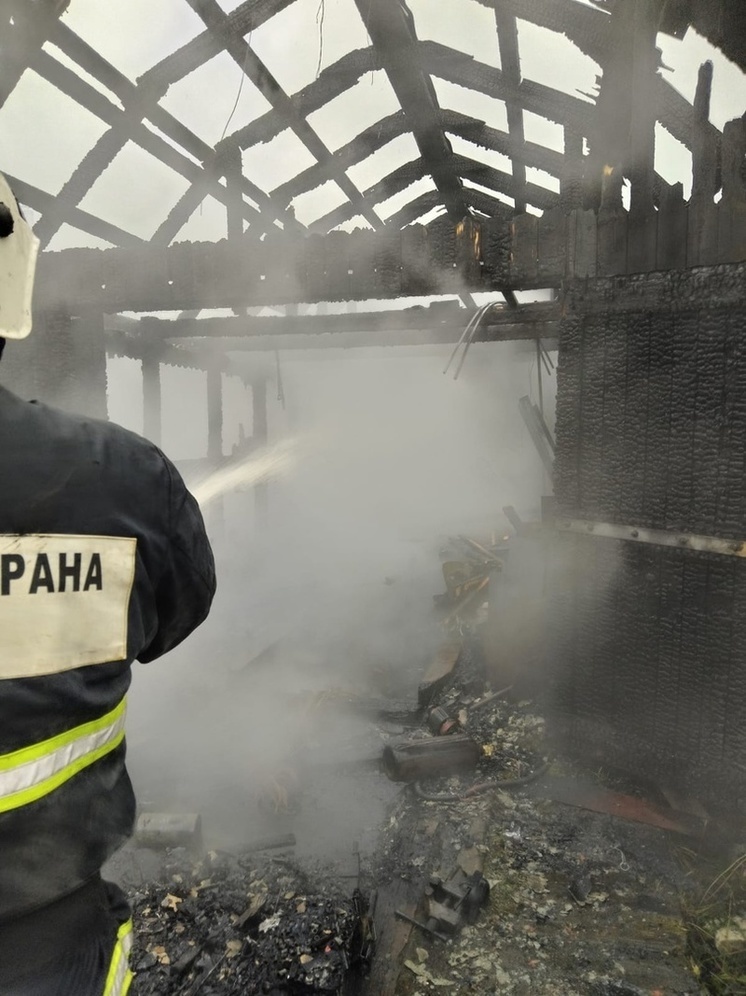 Пламя уничтожило гараж в поселке Карелии