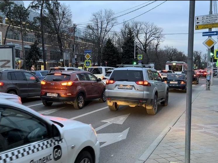 Пользователи соцсетей жалуются на пробки в Краснодаре