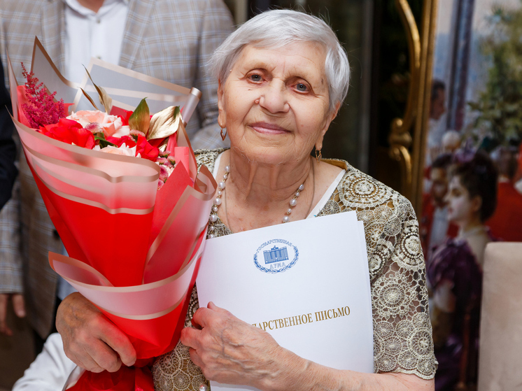 Олег Валенчук поздравил с 90-летним юбилеем ветерана труда