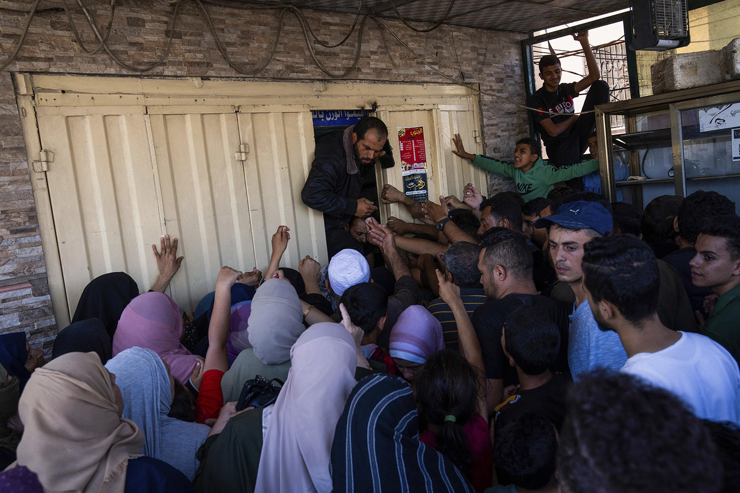 Запертые в Газе, плачущие в Израиле: появились новые кадры войны