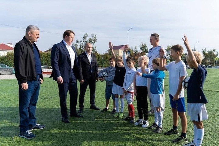 Artificial turf is being laid on football fields under construction in the Adlerovsky district