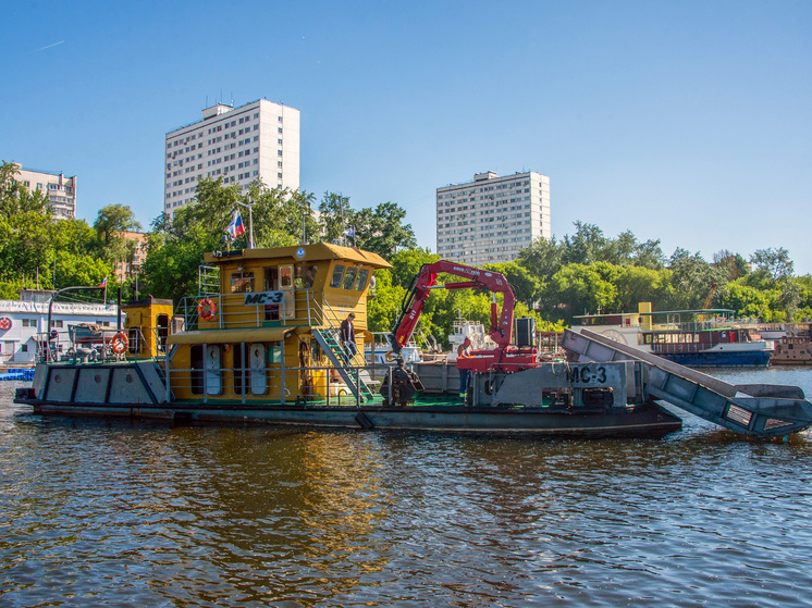 Около 600 тонн мусора собрал коммунальный флот с водной акватории Москвы в этом году