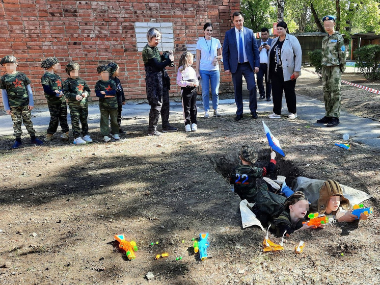 Детей в российском детсаду одели в камуфляж и посадили в "окоп"