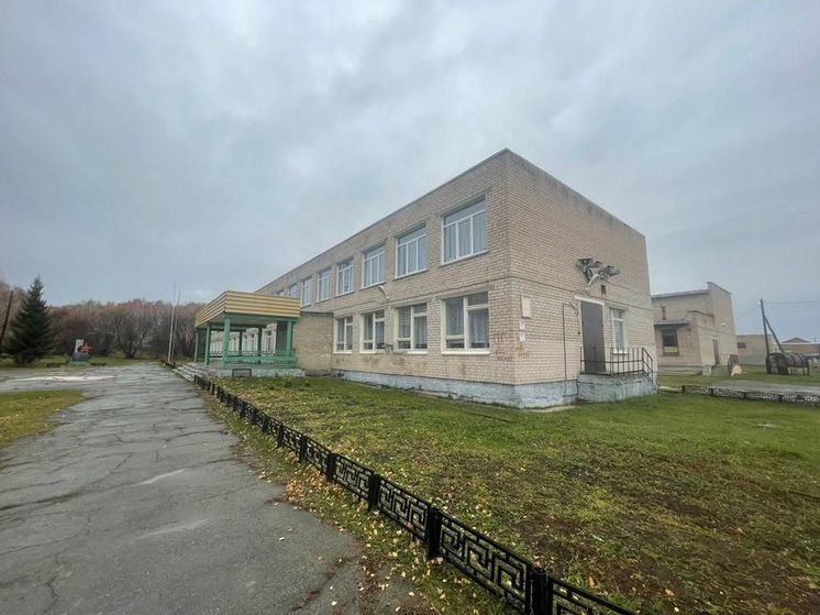Южноуралец разбил о забор мемориальную доску в честь погибшего участника СВО