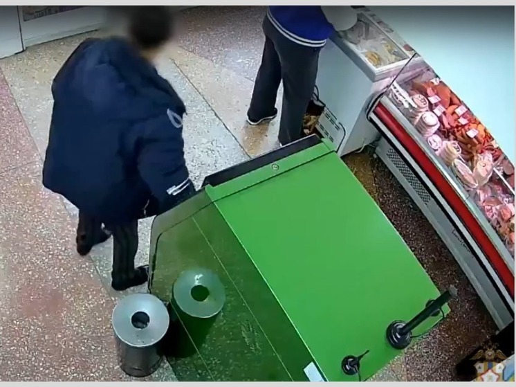 В Омске матерый рецидивист украл из банкомата забытые 50 тысяч рублей
