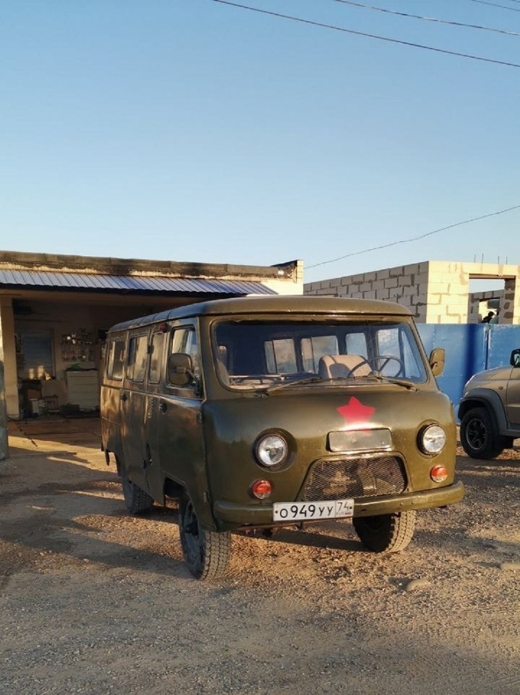 Автогонщики из Калмыкии передали землякам в зоне СВО автомобиль