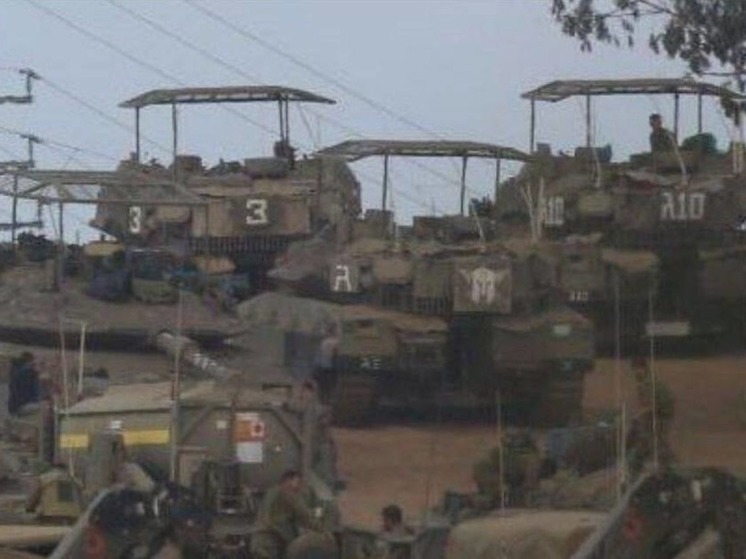На израильские танки Merkava установили навесы для защиты от дронов