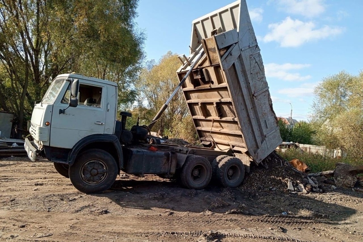 Водителя КамАЗа накажут за складирование строительных отходов в Курске