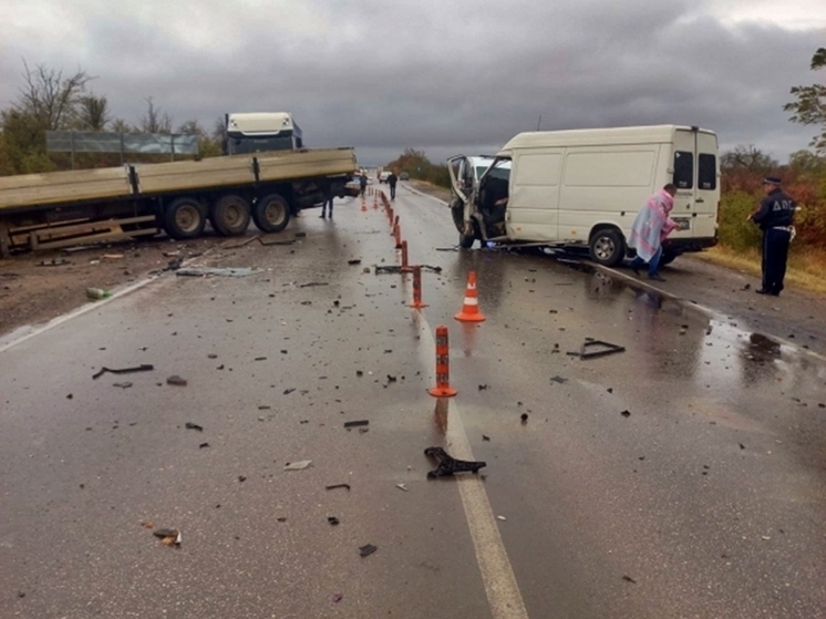 Водитель фургона погиб в ДТП с фурой под Симферополем