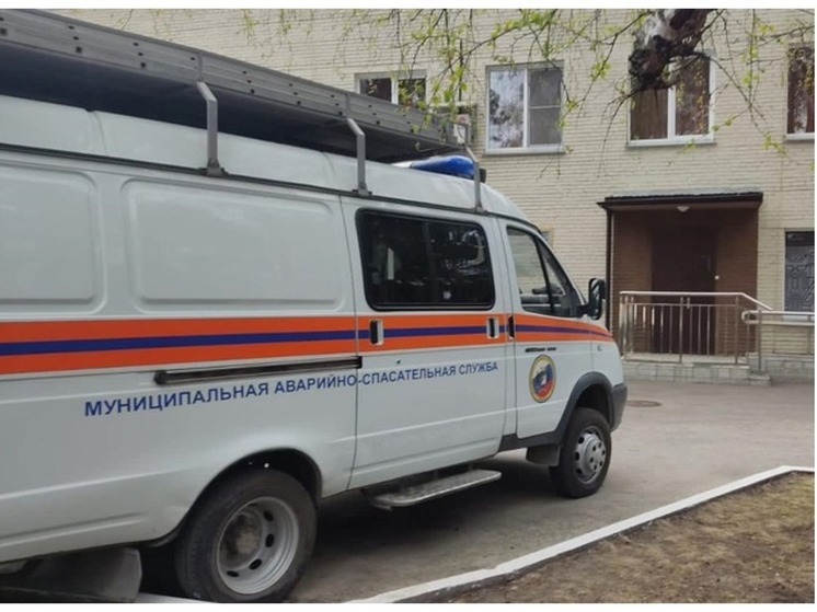 Жители Новосибирска вызвали спасателей мужчине на крыше 13-этажки