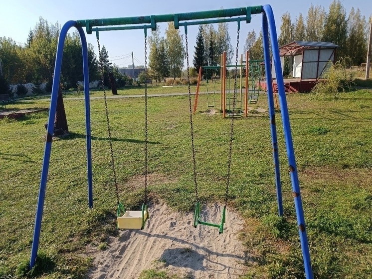 Опасные детские площадки нашли в брянском Жирятино