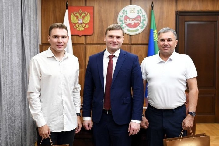 Глава Хакасии встретился с легкоатлетом Поповым и его тренером