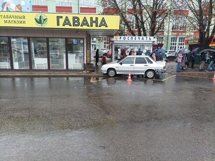 В Орле легковушка врезалась в остановку с людьми