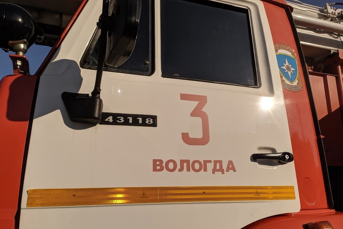 Восемь человек эвакуировались во время пожара в Грязовце - МК Вологда