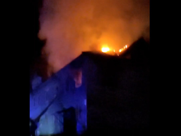 Появилось видео страшного пожара в Петрозаводске, откуда женщину вывели в противогазе