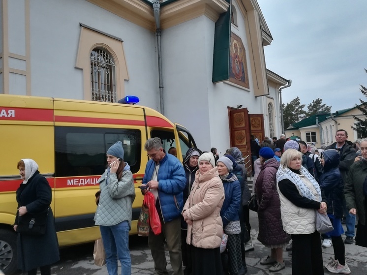 В Новосибирске женщине стало плохо в очереди к чудотворному кресту в Вознесенском соборе