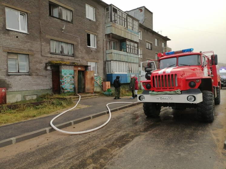 Пять человек эвакуировали из горевшего жилого дома в Териберке