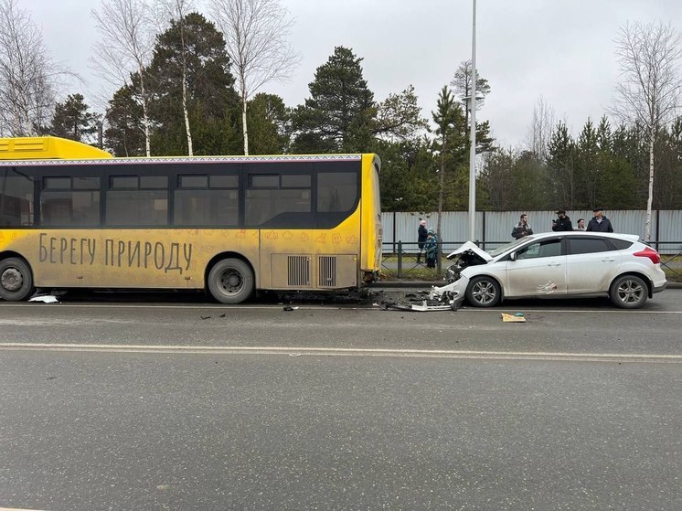 В Ноябрьске иномарка врезалась в автобус на светофоре