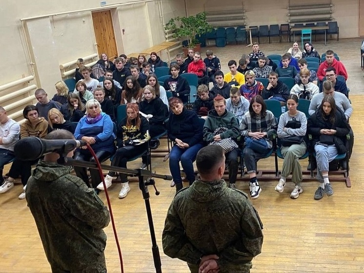 Студенты смоленских колледжей встретились с участниками СВО