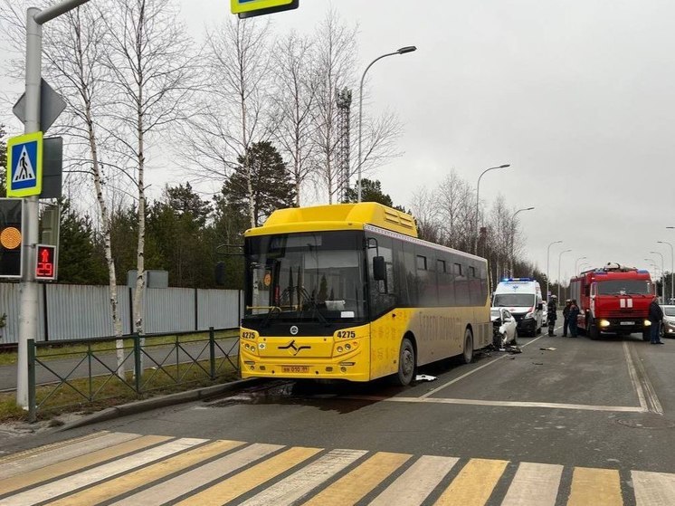 ДТП с автобусом в Ноябрьске попало на видео
