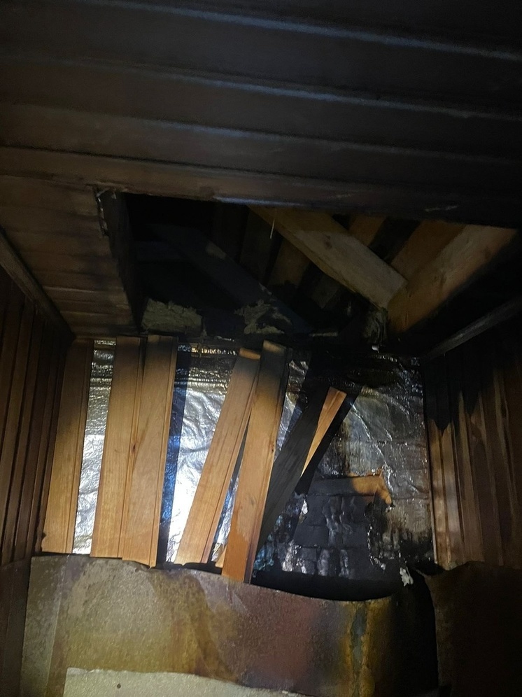 Пожарные показали фото обгоревшей бани в Петрозаводске