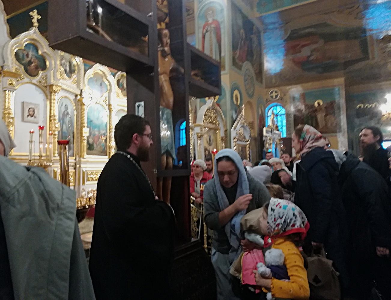 В Новосибирск привезли чудотворный Годеновский крест: тысячи горожан пришли поклониться святыне - 25 фото