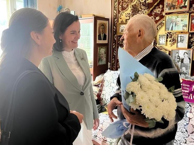 Депутат Городского Собрания Сочи поздравила ветерана со 100-летием