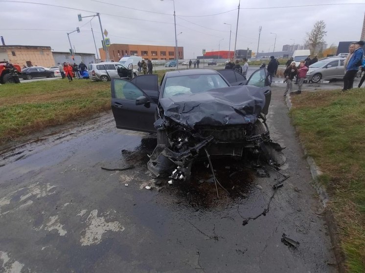 В Новосибирске автомобиль сбил пенсионера на тротуаре после ДТП
