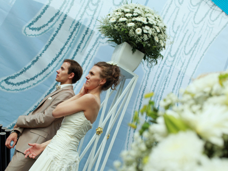 В Петербурге 65 пар сыграют свадьбу 23 октября 2023 года