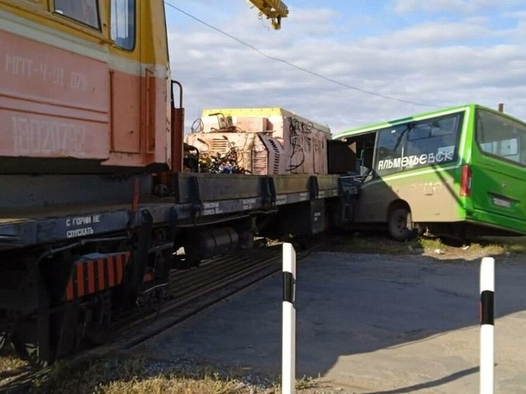 В аварии тепловоза и автобуса в Альметьевске пострадали двое