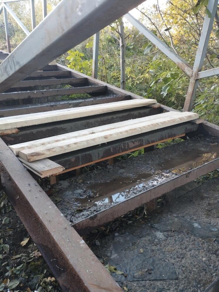 Жители Петрозаводска назвали халтурный ремонт лестницы издевательством