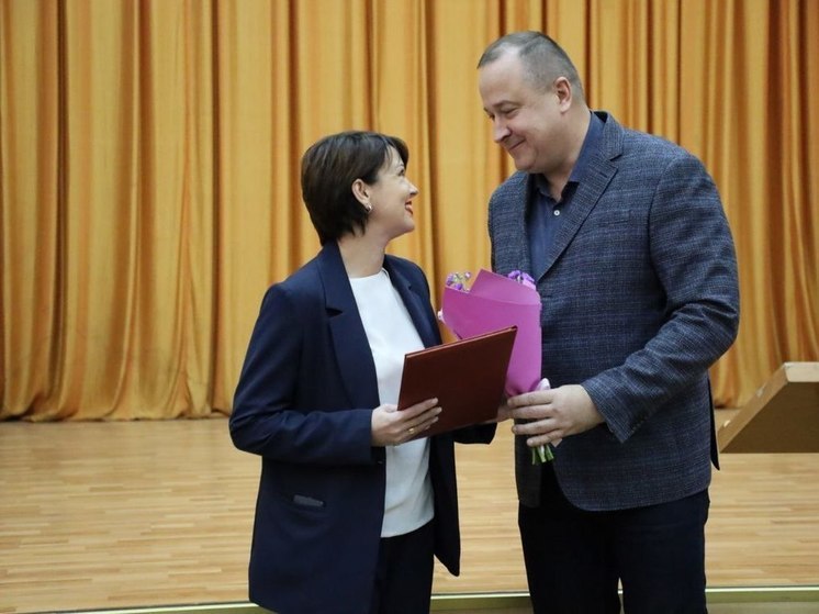 Глава Серпухова вручил Поздравительный адрес директору художественной школы