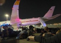 Как сообщает агентство DPA, инцидент, в ходе которого делегация канцлера ФРГ Олафа Шольца была вынуждена из-за воздушной тревоги покинуть самолет перед вылетом из Тель-Авива в Каир, попал на видео