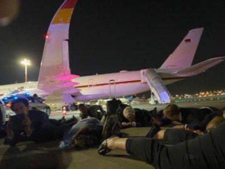 Появилось видео лежащей на земле делегации Шольца в аэропорту Тель-Авива