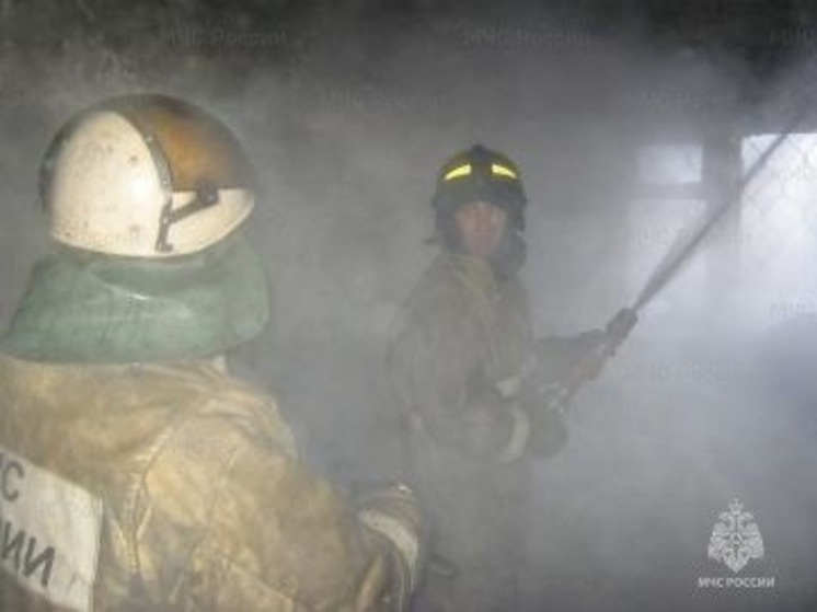 Пожарные эвакуировали 8 человек из-за пожара в многоквартирном доме на Сахалине