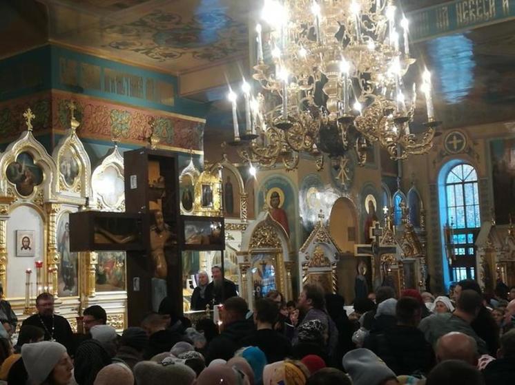В Новосибирске прихожане Вознесенского собора устроили давку в очереди к кресту