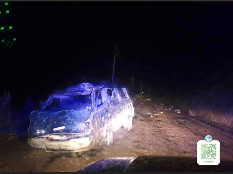 Пьяный водитель микроавтобуса наехал на препятствие и опрокинулся на Сахалине