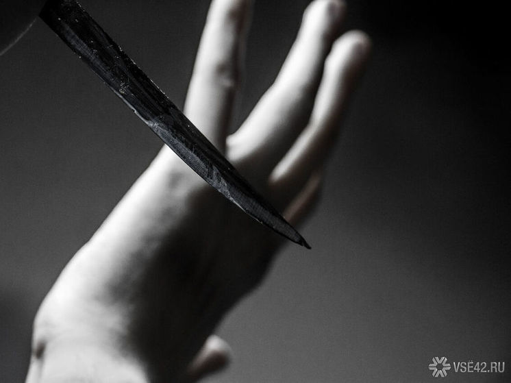 После ножевого в живот мужчина самостоятельно дошел до больницы в Кузбассе.