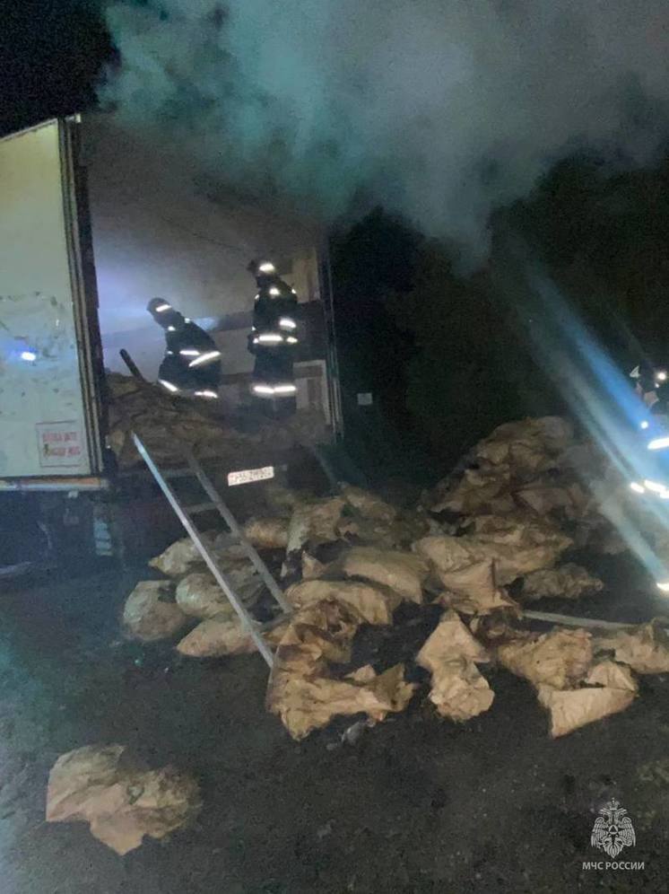 Во Владикавказе спасателям пришлось ночью разгрузить 7 тонн угля из фуры