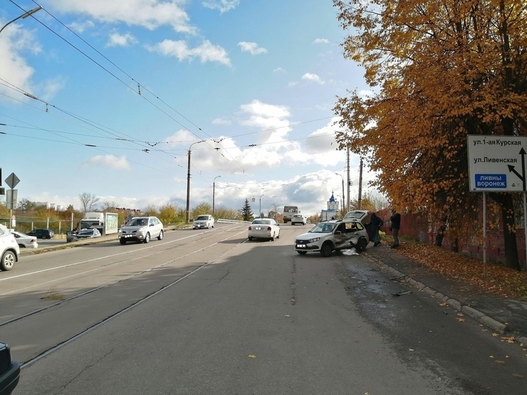В Орле автоледи потеряла контроль над машиной и попала в ДТП