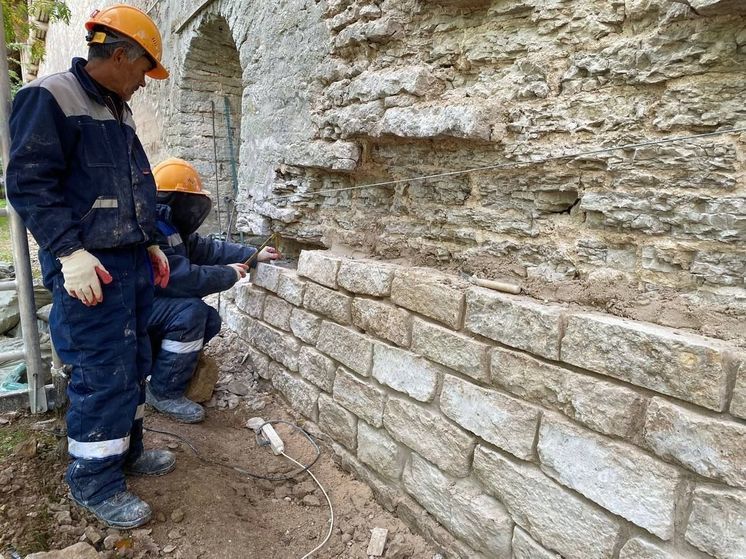Реставраторы «долечивают» законсервированную Тарарыгину башню в Печорах